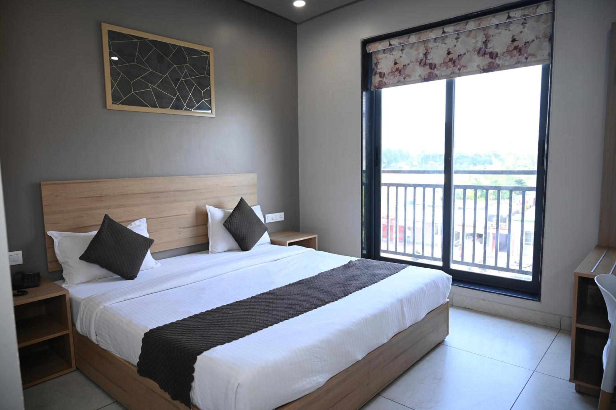Sheer Bliss Hotel Udaipur Bagian luar foto